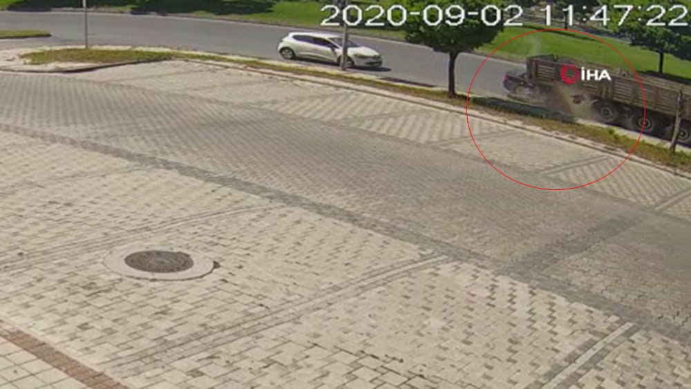 Otomobil tırın altına girdi, sürücü ölümden döndü