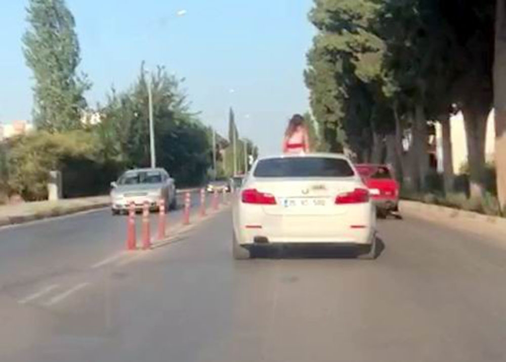 Otomobil üzerinde kızın tehlikeli yolculuğu