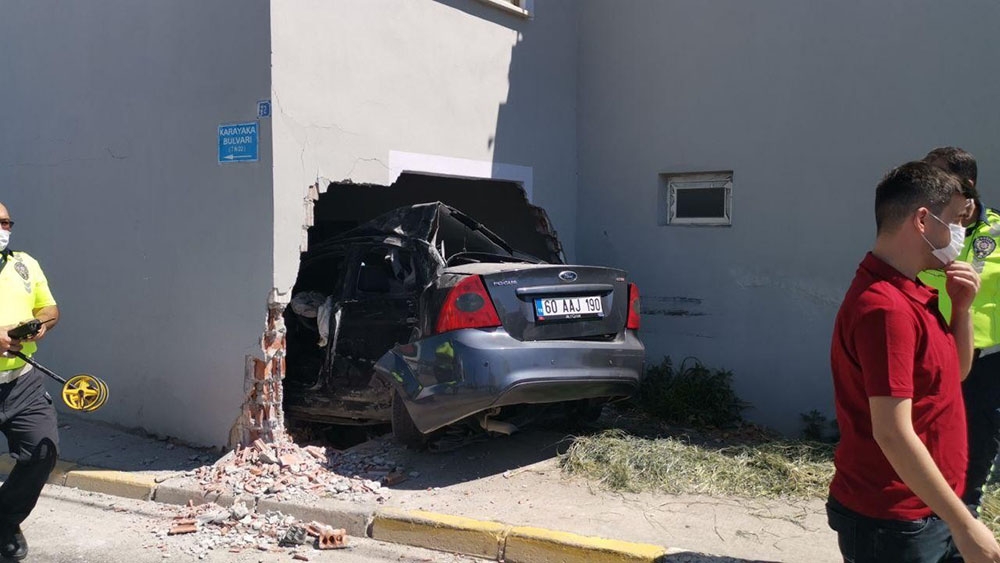 Otomobil yatak odasına girdi, faciadan dönüldü
