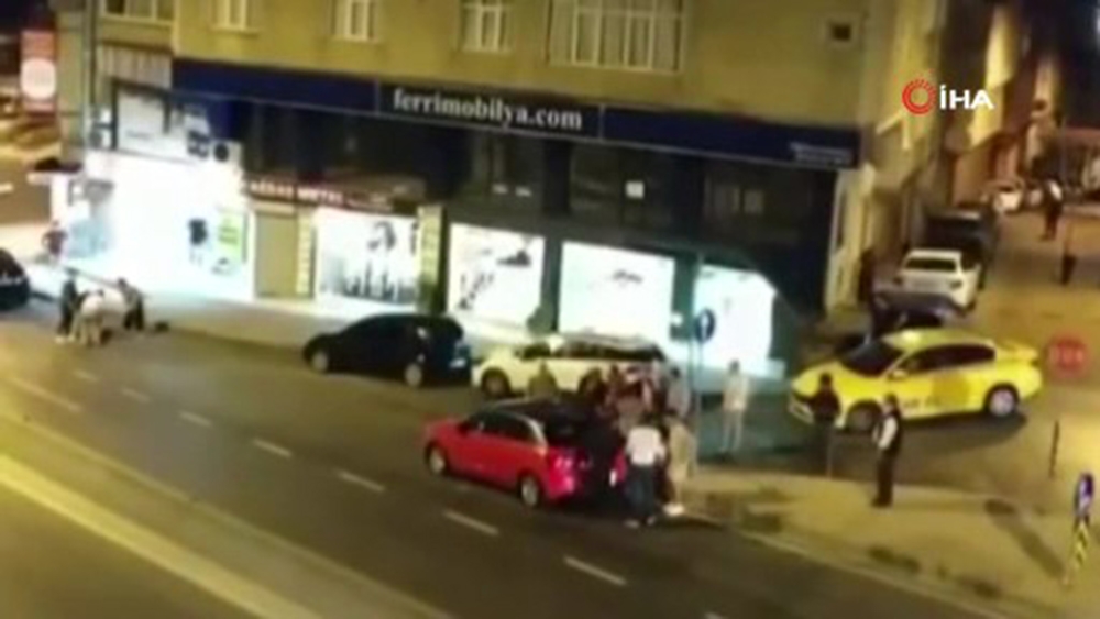 Otomobilde alkol kullanan gençlerle mahalleli arasında kavga: 1 yaralı