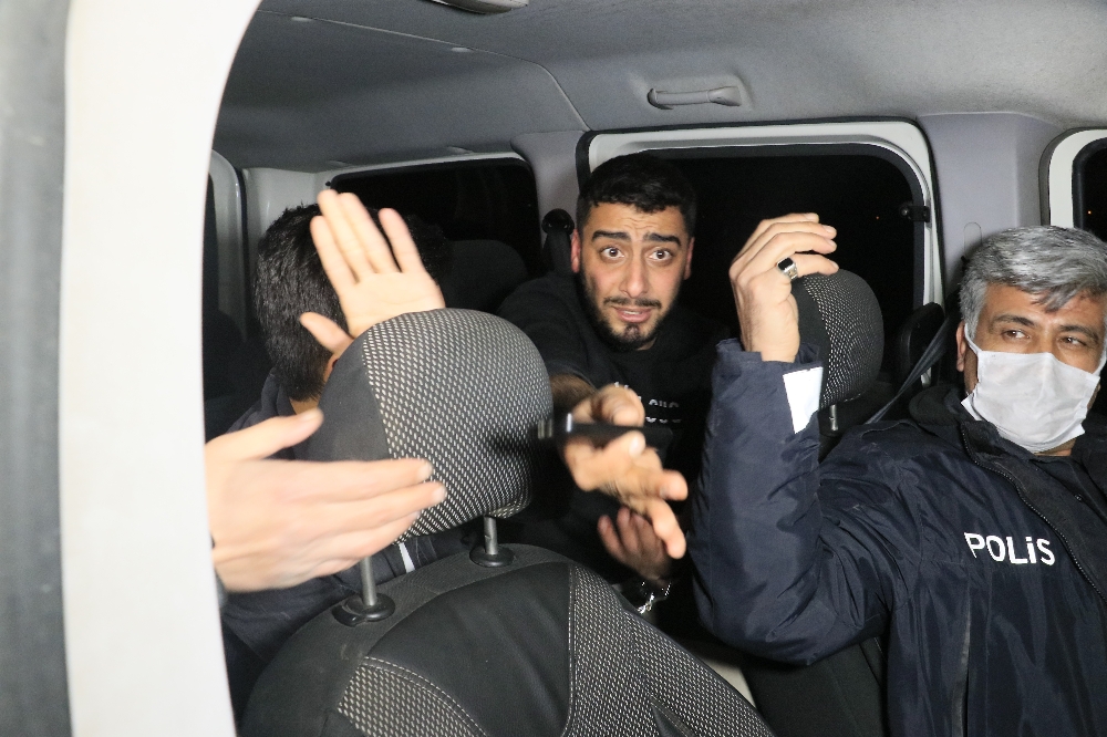 Otomobilden havaya ateş açtılar, polisten kaçarken kanala düştüler