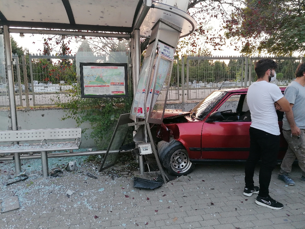 Otomobili ile drift yapan sürücü otobüs durağına daldı: 3 yaralı