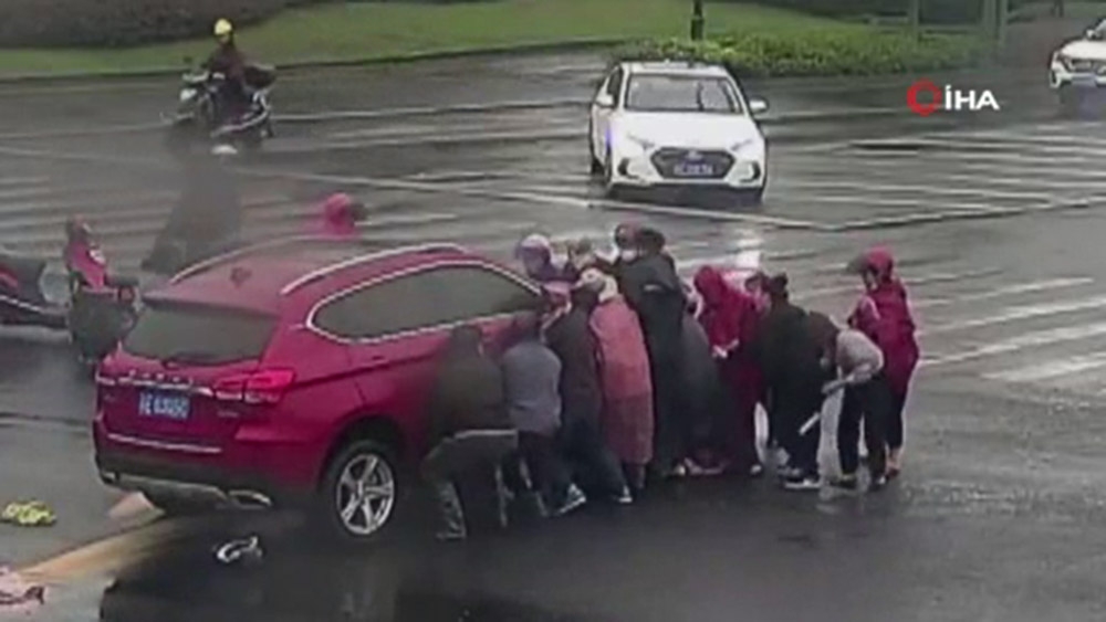 Otomobilin altında kalan adamı elbirliğiyle böyle kurtardılar
