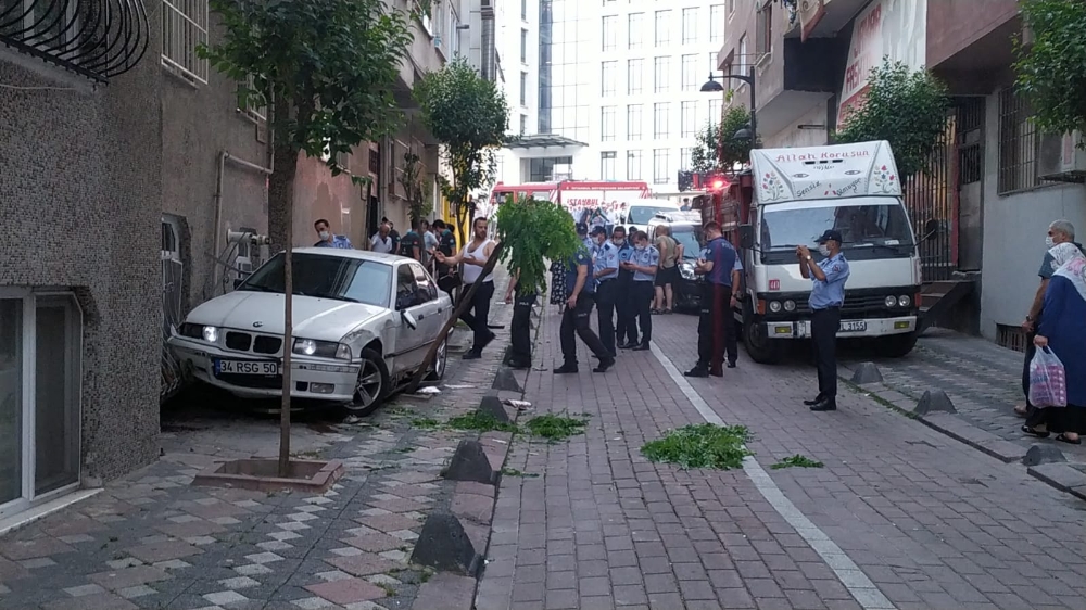 Otomobilin altında kalmaktan son anda kurtuldu
