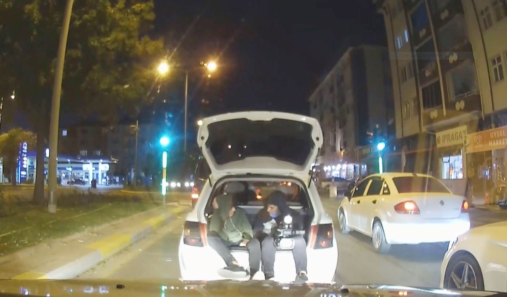 Otomobilin bagajında 2 gencin tehlikeli yolculuğu