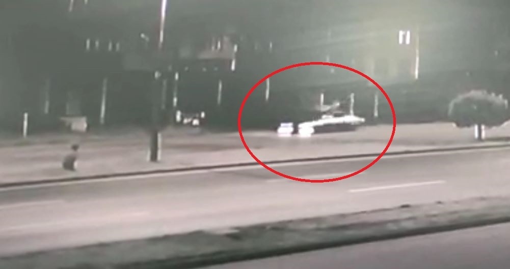 Otomobilin bisikletiyle işe giden şahsa çarpıp metrelerce savurduğu feci kaza kamerada
