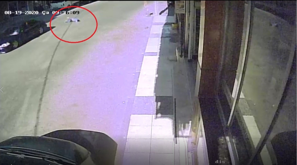Otomobilin çarptığı çocuk metrelerce sürüklendi