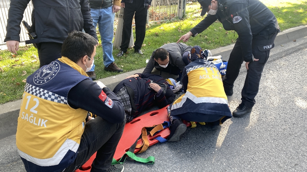 Otomobilin çarptığı kadının üzerine montunu örttü