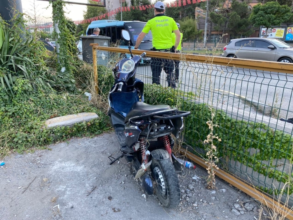 Otomobilin çarptığı motosikletli sürüklendi