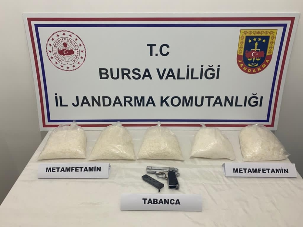 Otomobilin zulasından 1.5 milyon liralık uyuşturucu çıktı