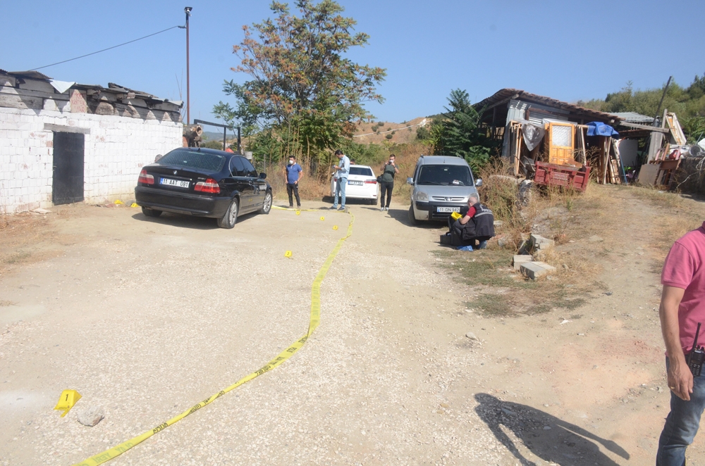Otomobilinden inen şahsa kurşun yağdırdılar