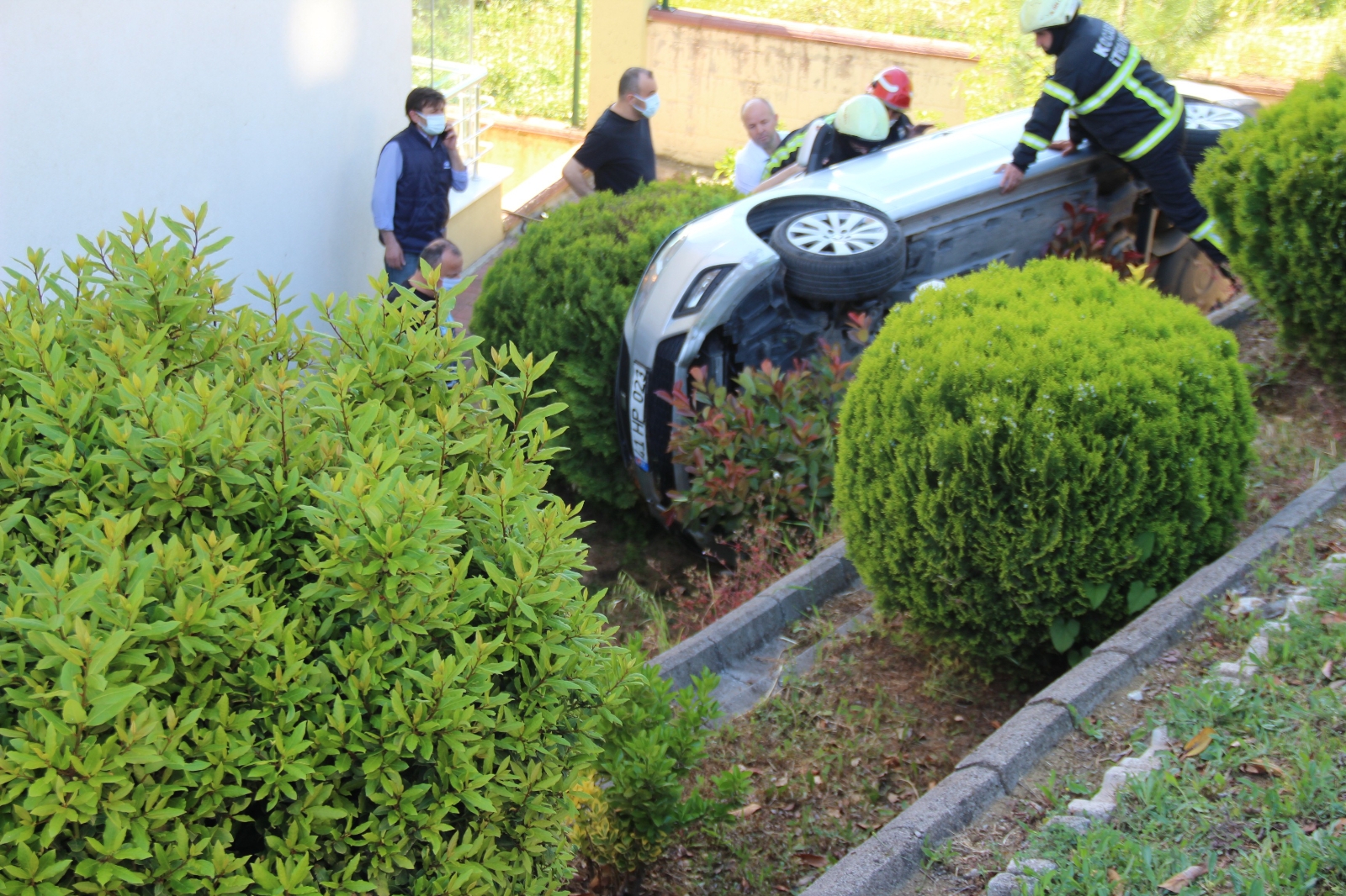 Otomobilini park ederken 4 metreden sitenin bahçesine uçtu