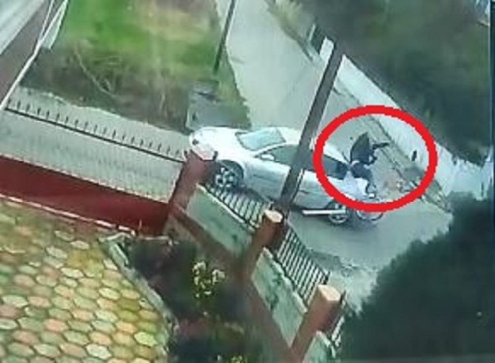 Otomobille çarpışan bisikletlinin metrelerce havaya uçtuğu anlar kamerada