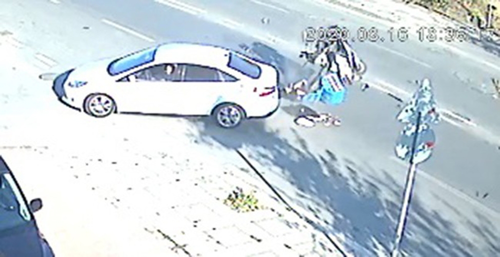 Otomobille çarpışan motosiklet sürücüsü yola böyle savruldu