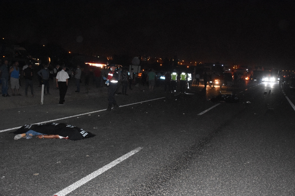 Otomobille çarpışan motosikletteki 2 kişi feci şekilde can verdi