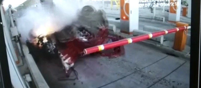 Otomobille gişelere çarpan uzman çavuşun kaza anı güvenlik kamerasında