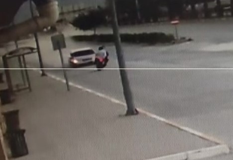 Otomobille kafa kafaya çarpışan motosikletli iki genç metrelerce havaya fırladı