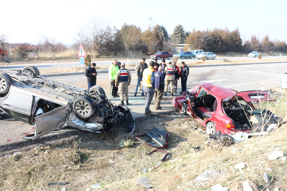 Otomobiller Kafa Kafaya Çarpıştı: 1İ Ağır 3 Yaralı