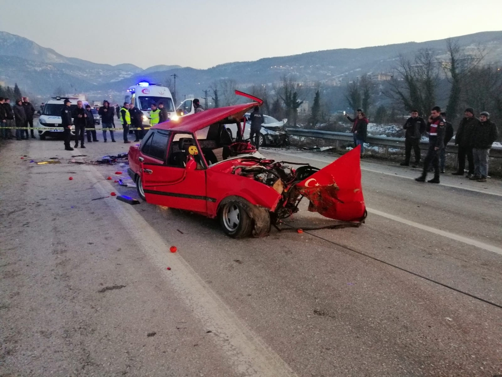 Otomobiller kafa kafaya çarpıştı: 2 ölü, 1 yaralı