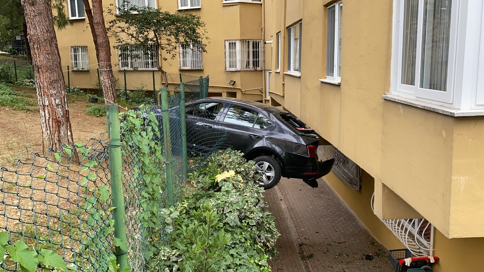Otoparkta bir anda gaza bastı, binaya böyle çarptı