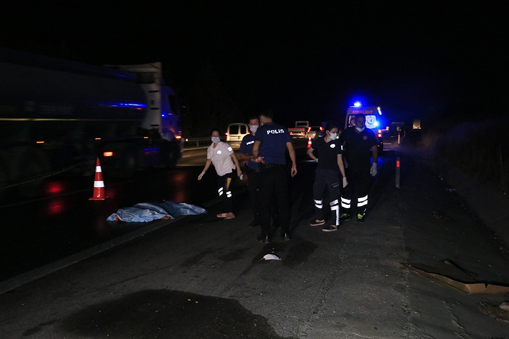 Otoyolda aracın çarptığı yaya öldü
