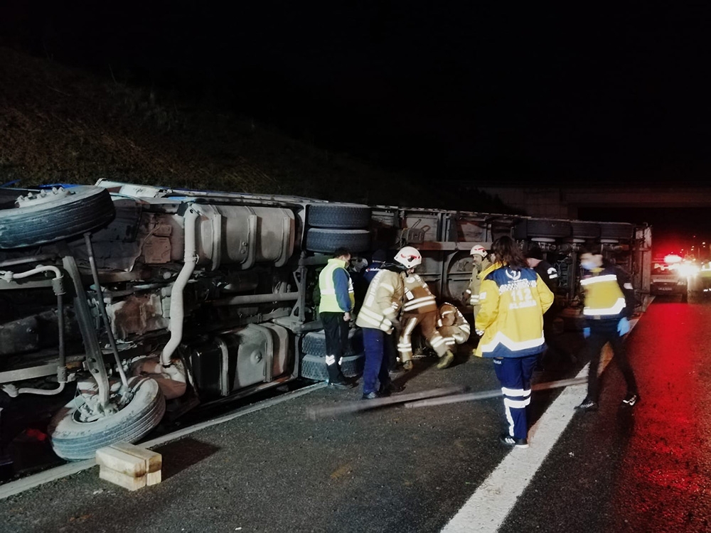 Otoyolda hurda yüklü TIR’ın altında kalan sürücü yaşamını yitirdi