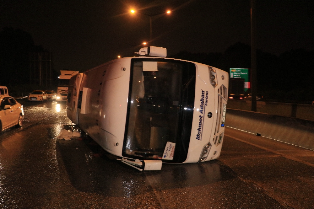 Otoyolda işçi servisi ile otomobil çarpıştı: 1 ölü, 6 yaralı