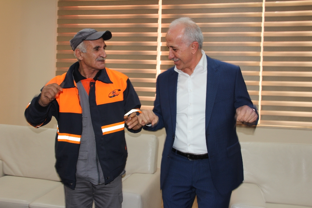 Oynayarak Sokak Süpüren İşçiye Başkan Gültaktan Bir Maaş İkramiye