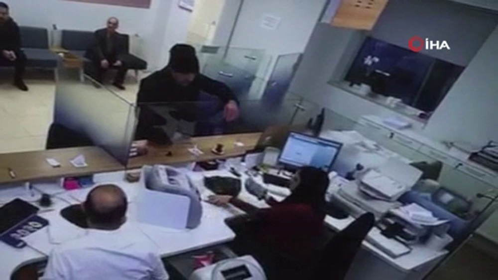 Oyuncakçıdan Silah Alıp Banka Soymuş, O Anlar Kamerada