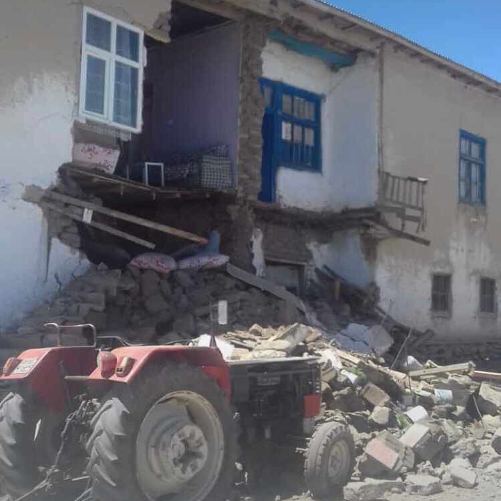 Özalp depreminde evler hasar gördü