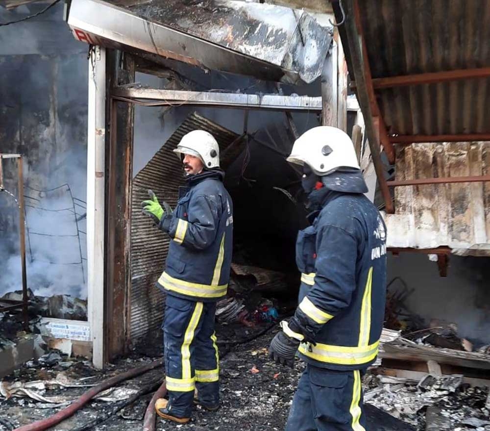 Özalp’ta sabah karşı başlayan yangın devam ediyor