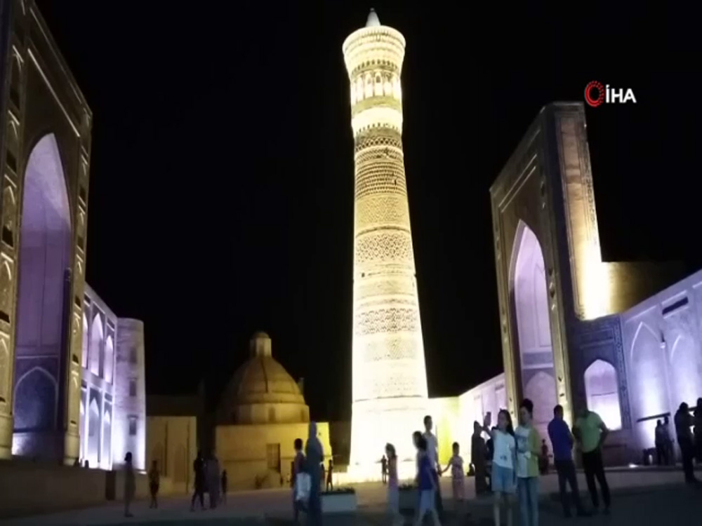 Özbekistan’da kısıtlamalar kalktı, halk Buhara’ya akın etti