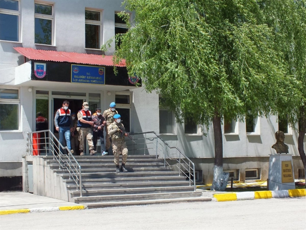 Özel bir bankayı 5 milyon lira zarara uğratan 53 şüpheli gözaltına alındı