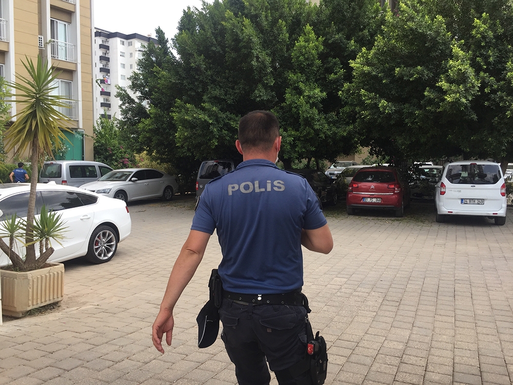 Özel harekat polisi evinde ölü bulundu