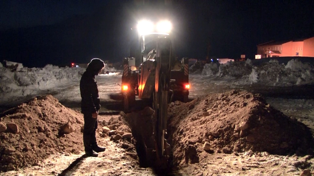 Özpınar köyünde depremde vefat eden 8 kişinin mezarı kazıldı