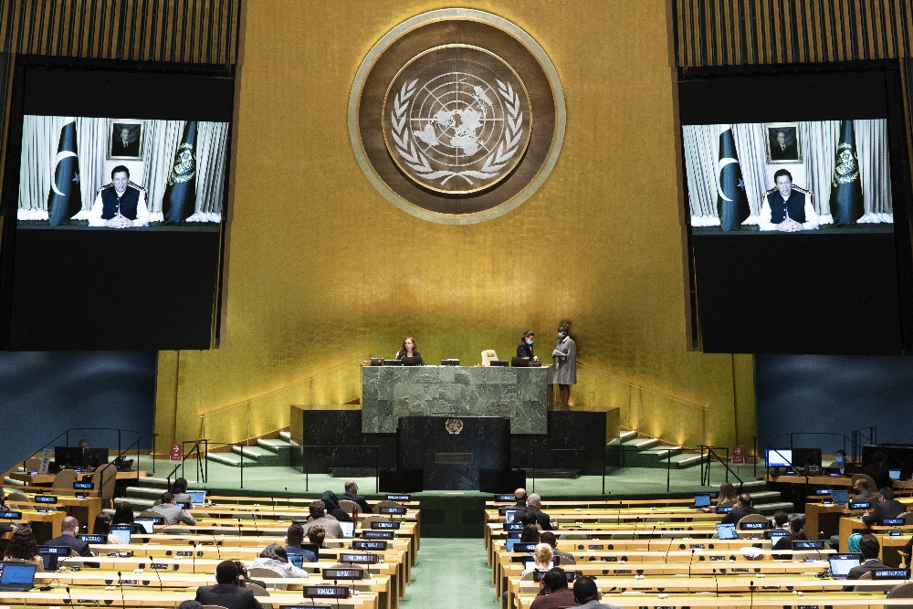 Pakistan Başbakanı Khan konuşurken Hintli diplomat salonu terk etti