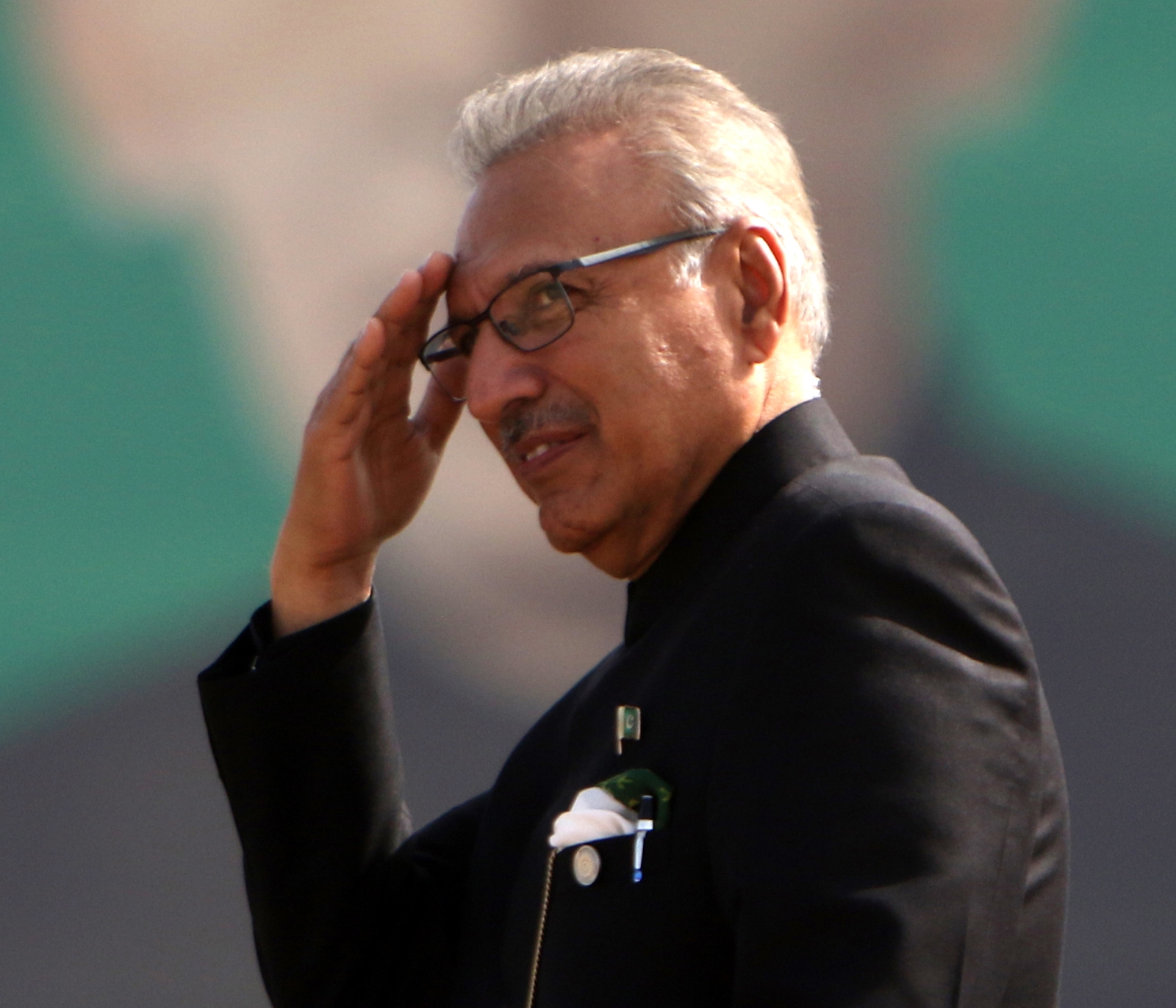 Pakistan Devlet Başkanı Alvi, aşılanmasının ardından Covid-19’a yakalandı
