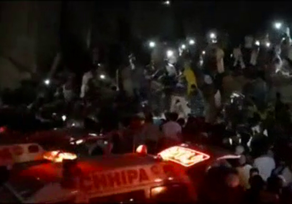 Pakistan’da 5 katlı bina çöktü: 1 ölü, 10 yaralı