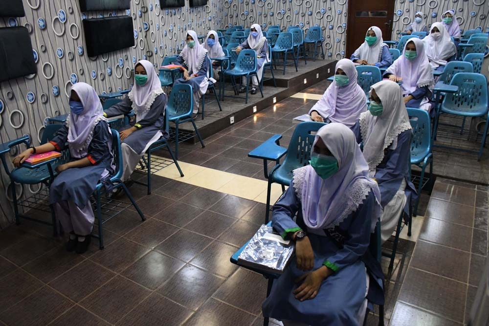 Pakistan’da 6 ay sonra okullar yeniden açıldı