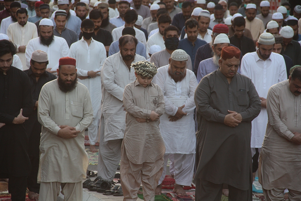 Pakistan’da bayram namazı sosyal mesafesiz kılındı