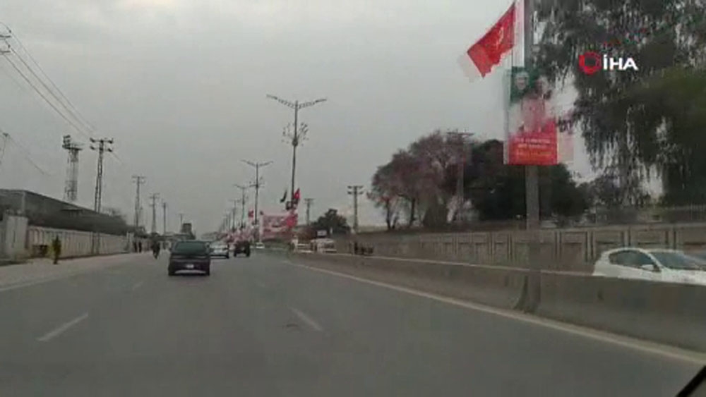 Pakistan’da caddeler Türk bayraklarıyla donatıldı