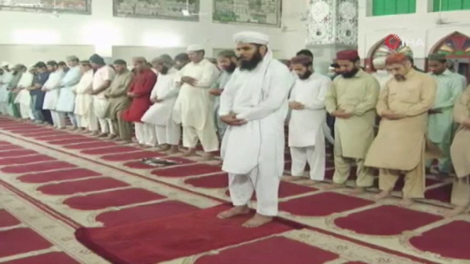 Pakistan’da ilk teravih kılındı