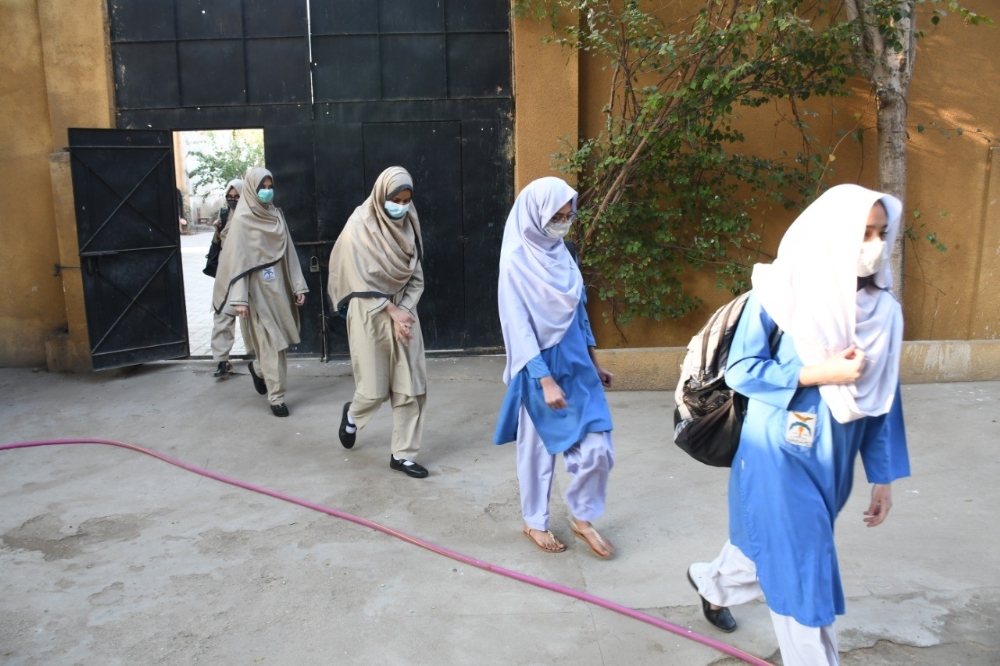 Pakistan’da okullar 3 ay sonra yüz yüze eğitime başladı