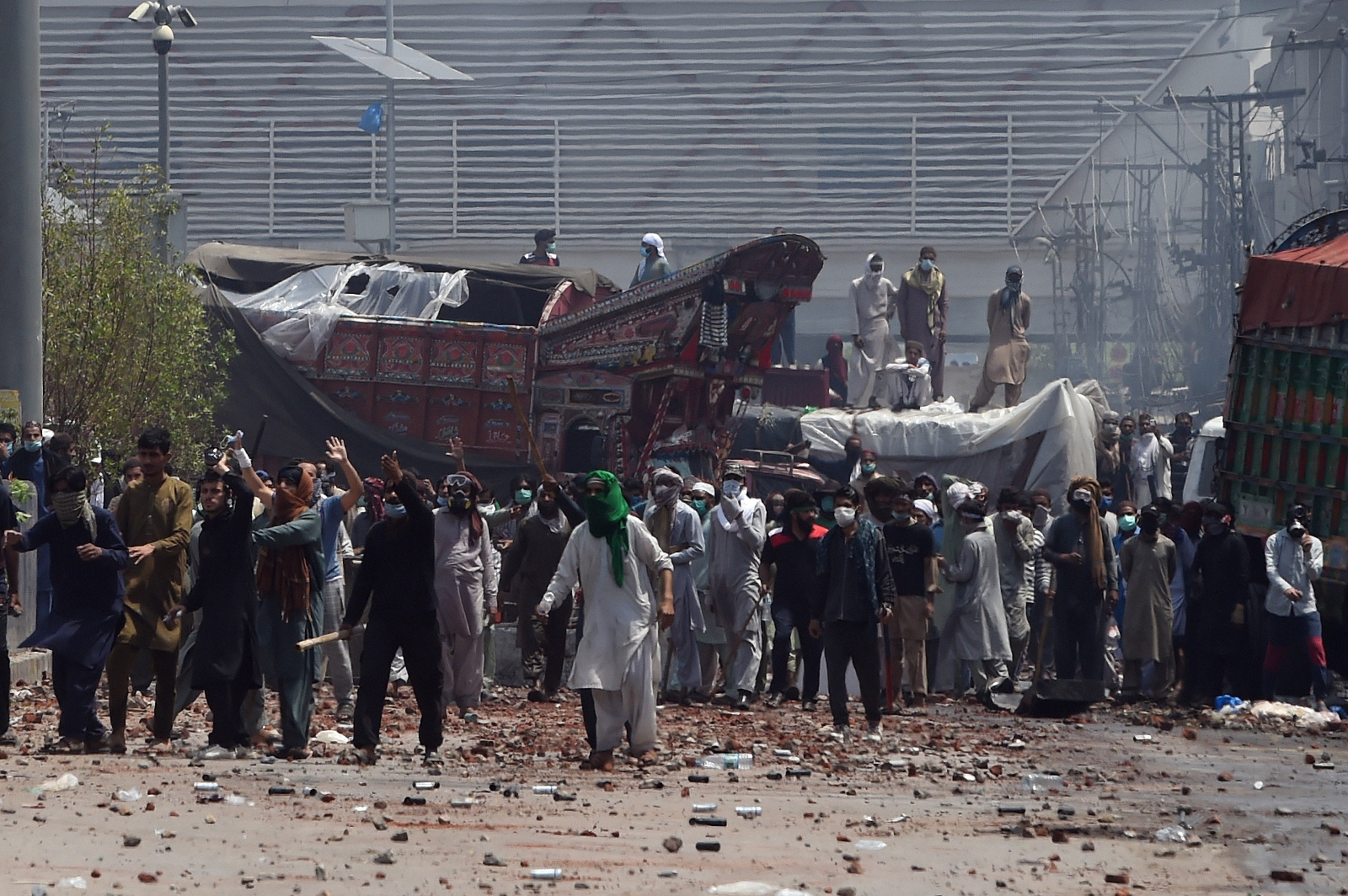 Pakistan’da polis göstericilere ateş açtı: 3 ölü, 50 yaralı