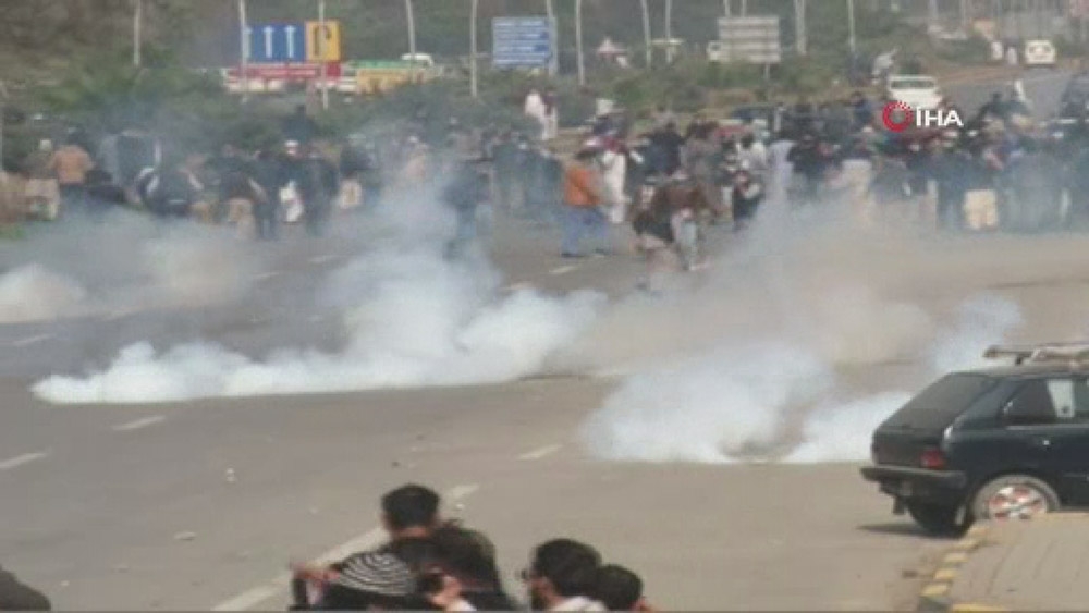 Pakistan’da protesto düzenleyen memurlara polisten sert müdahale
