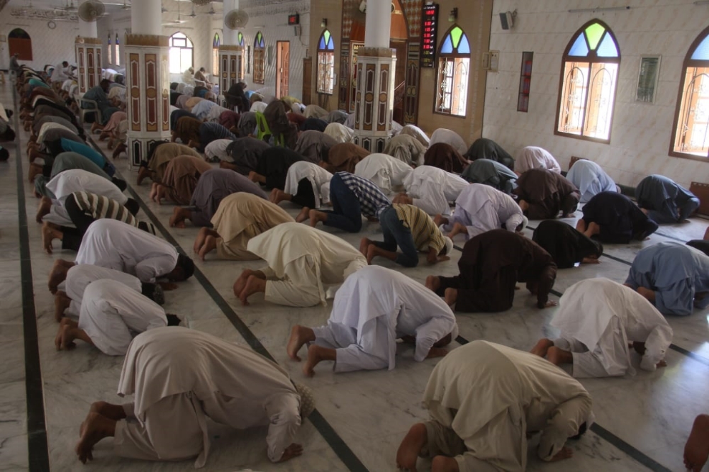 Pakistan’da sosyal mesafeli cuma namazı