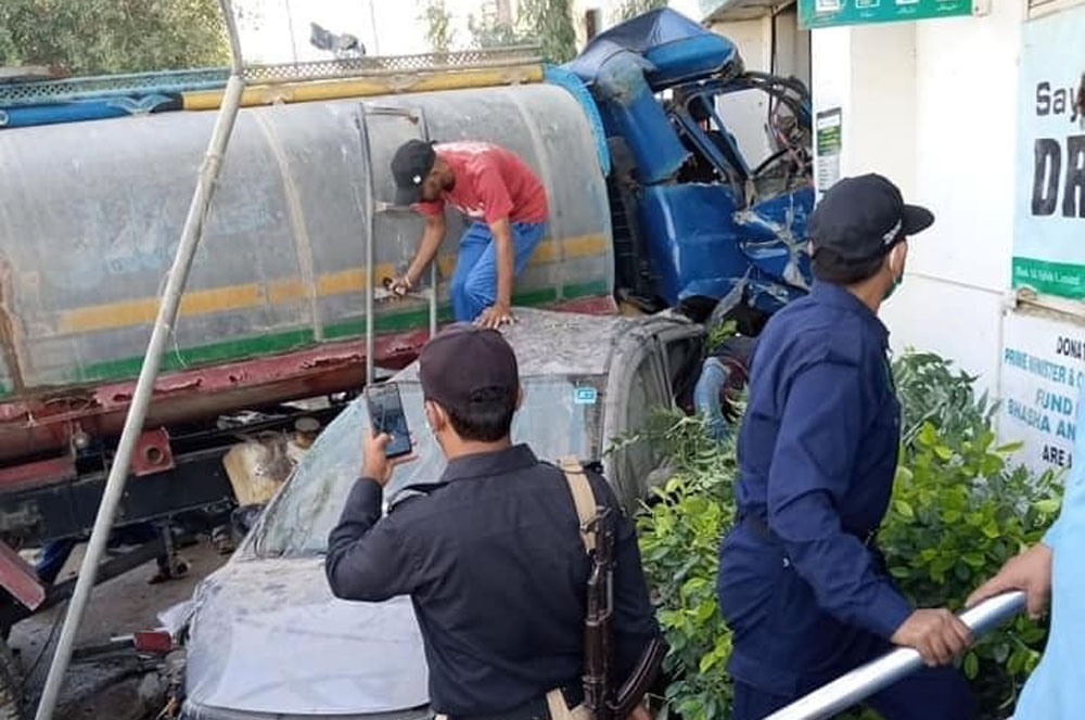 Pakistan’da su tankeri bankaya çarptı: 1 ölü, 7 yaralı