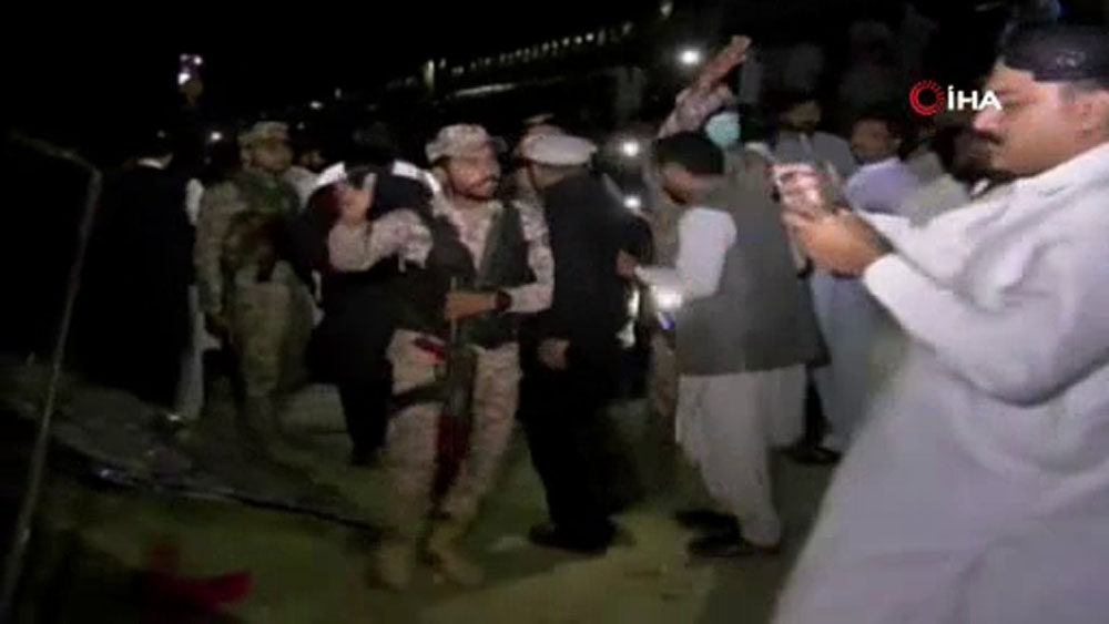Pakistan’da tren ve otobüs çarpıştı: 18 ölü, 55 yaralı