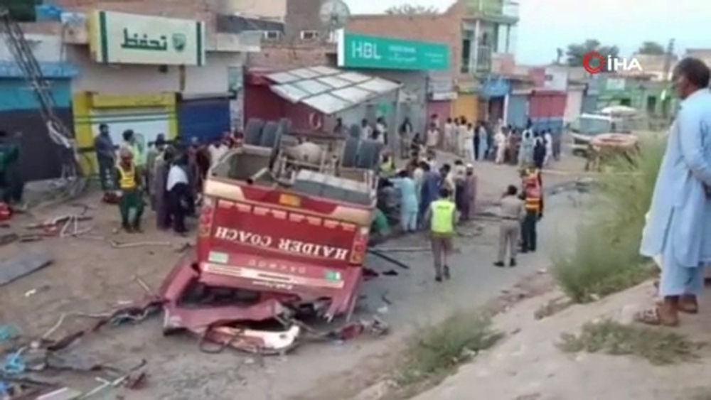 Pakistan’da yolcu otobüsü kaza yaptı: 9 ölü, 28 yaralı