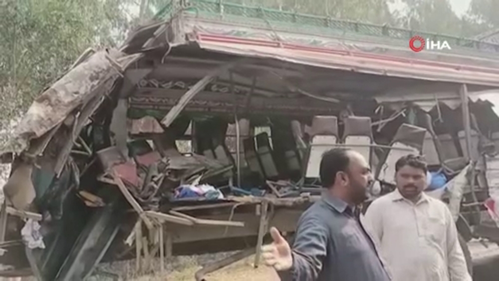 Pakistan’da yolcu otobüsü traktör römorkuna çarptı: 8 ölü